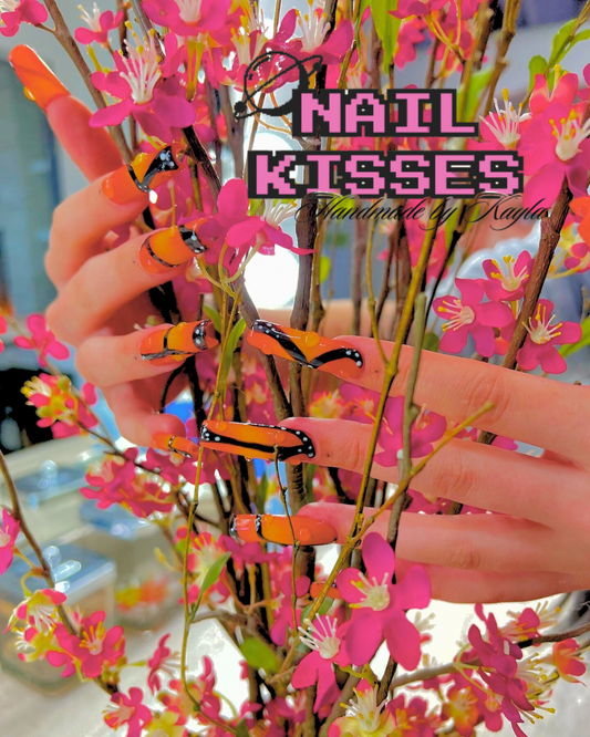 '𝐌𝐨𝐧𝐚𝐫𝐜𝐡 𝐖𝐢𝐧𝐠𝐬'